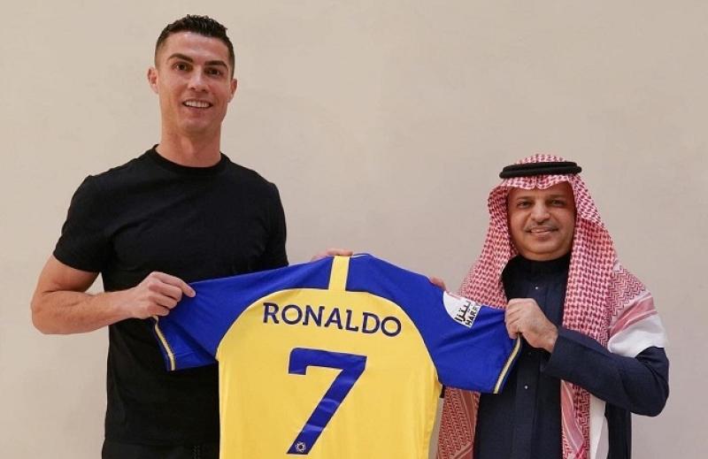 كريستيانو رونالدو مع رئيس نادي النصر السعودي