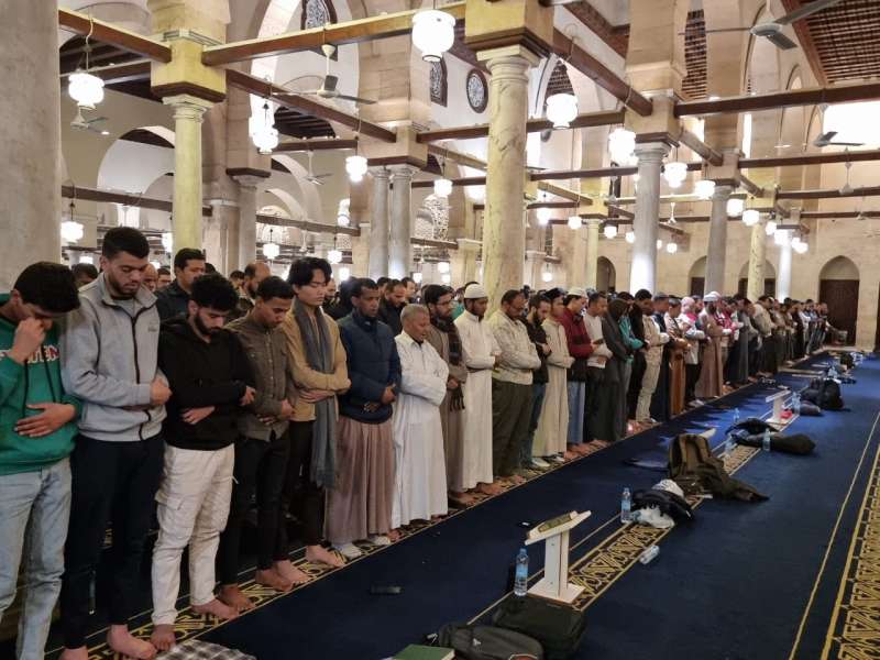 الآلاف يؤدون صلاتي العشاء والتراويح