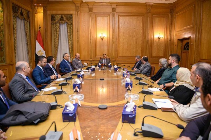 وزير الإنتاج خلال الاجتماع