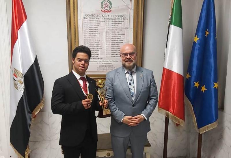 القنصل الإيطالي يكرم عابر المانش المصري محمد الحسيني