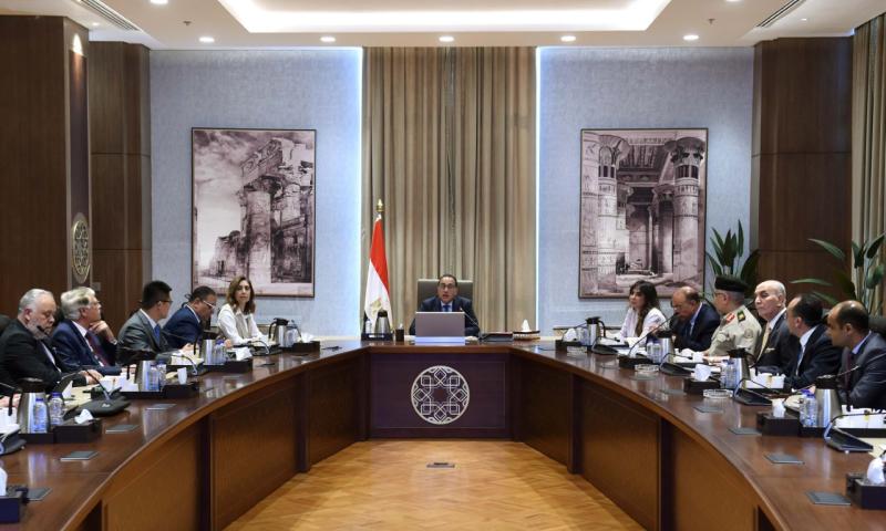 رئيس الوزراء خلال الاجتماع